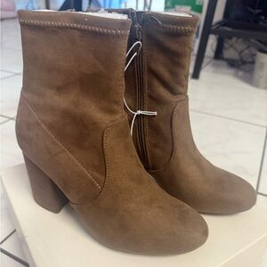 NEW WOMEN'S TAUPE FAUX SUEDE CHUNKY HEEL BOOTIES SIZE 7